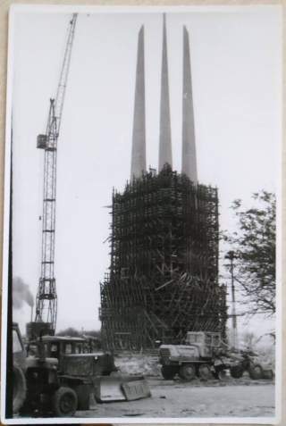 Как возводились Три штыка