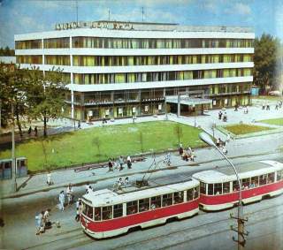 Трамвай на фоне Дома Быта