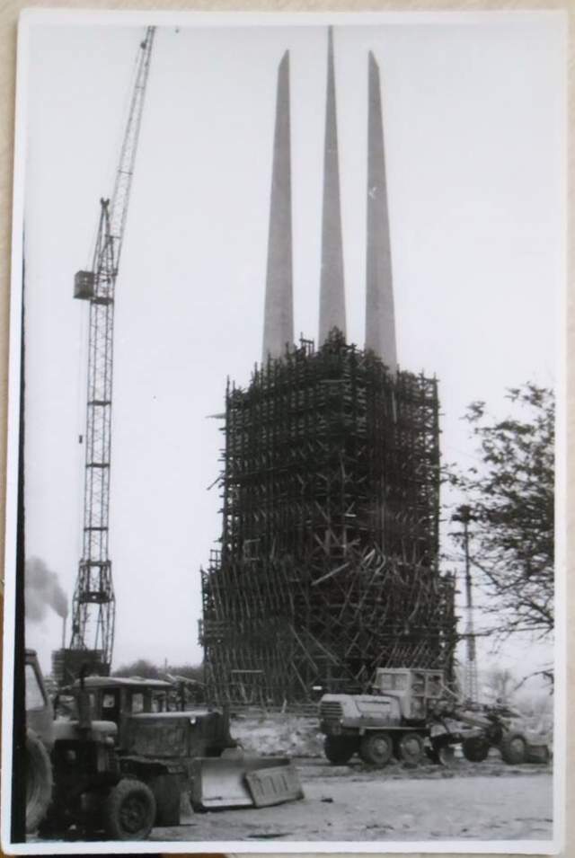 Как возводились Три штыка