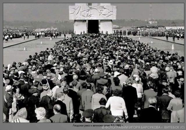 Людская река к вечному огню
