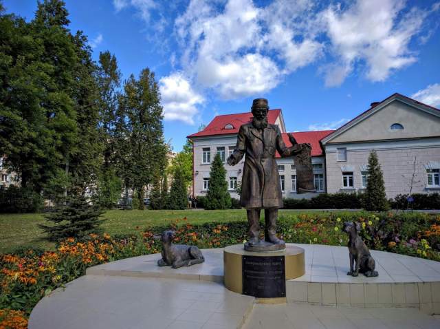 Памятник Айболиту