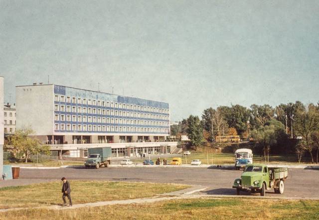 Вид на синий дом